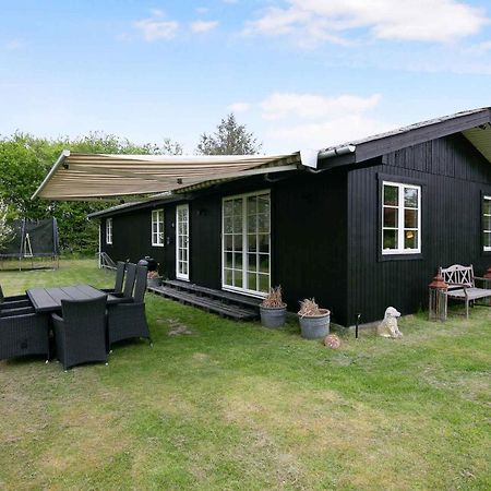 Nyistandsat Sommerhus Med Kaerlighed Og Sjael Kyndelose Exterior photo