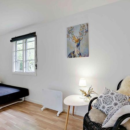 Nyistandsat Sommerhus Med Kaerlighed Og Sjael Kyndelose Exterior photo