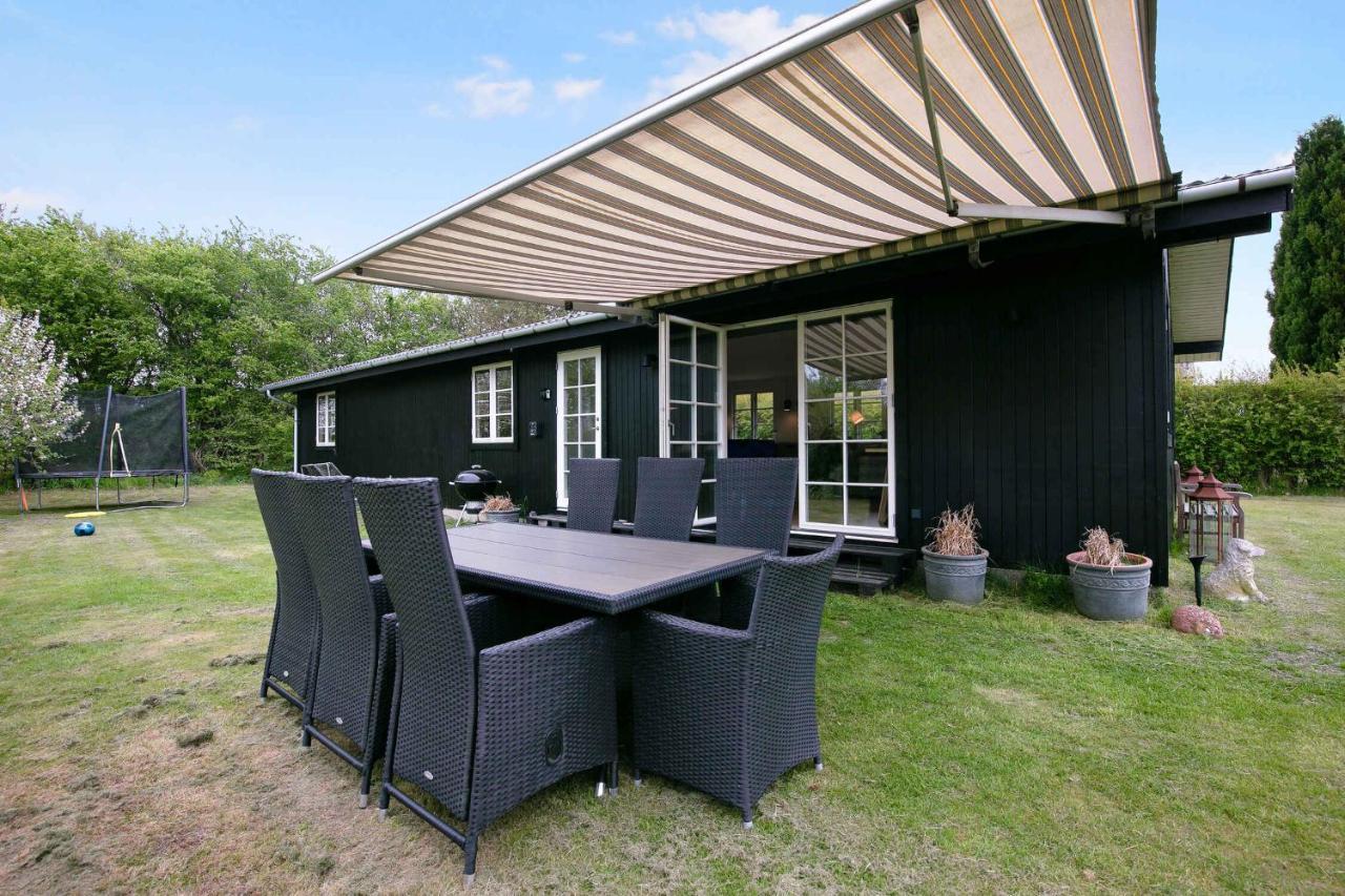 Nyistandsat Sommerhus Med Kaerlighed Og Sjael Kyndelose Exterior photo