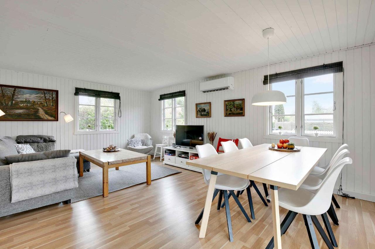 Nyistandsat Sommerhus Med Kaerlighed Og Sjael Kyndelose Exterior photo