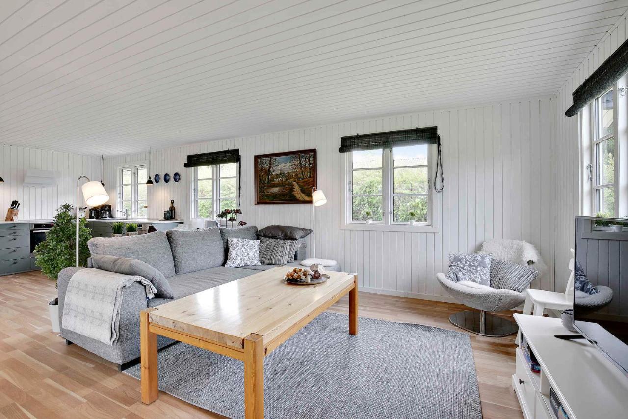 Nyistandsat Sommerhus Med Kaerlighed Og Sjael Kyndelose Exterior photo