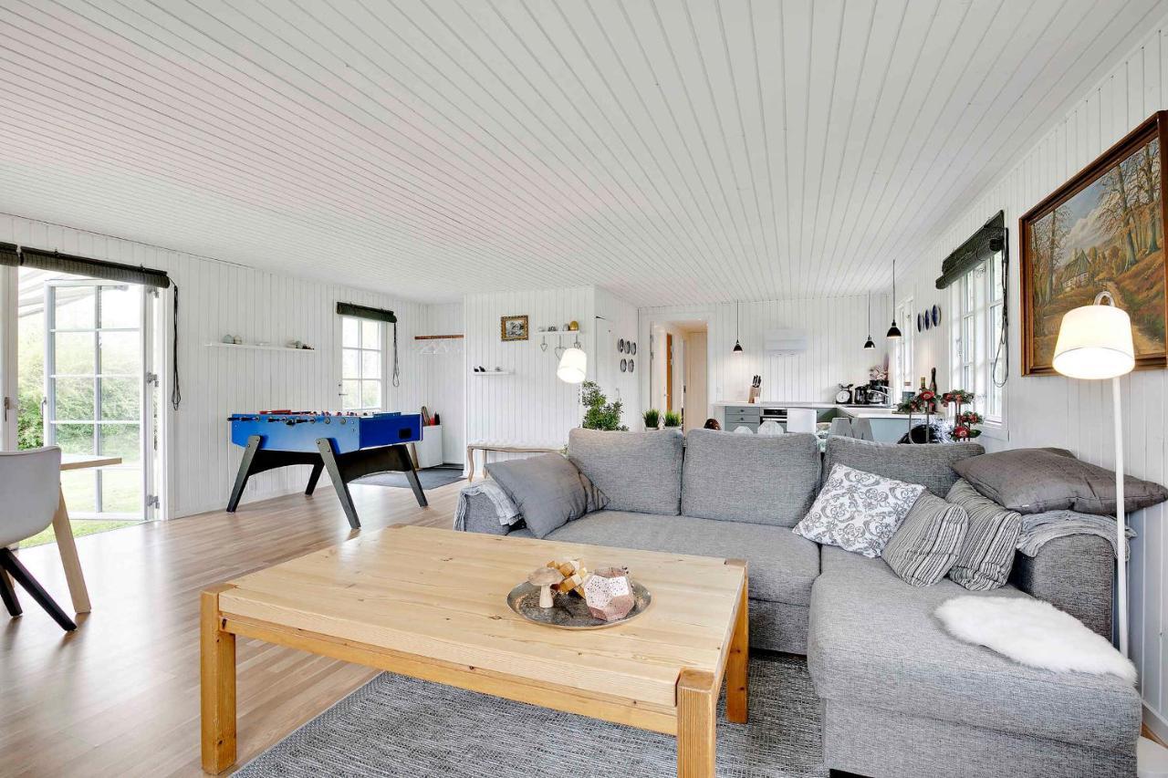 Nyistandsat Sommerhus Med Kaerlighed Og Sjael Kyndelose Exterior photo