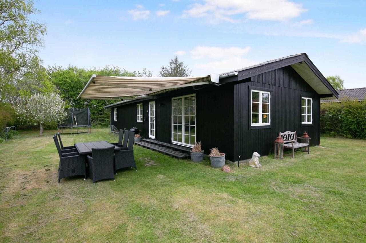 Nyistandsat Sommerhus Med Kaerlighed Og Sjael Kyndelose Exterior photo