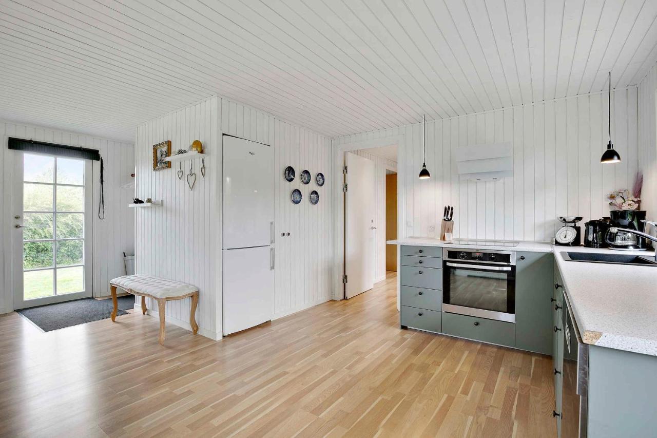 Nyistandsat Sommerhus Med Kaerlighed Og Sjael Kyndelose Exterior photo