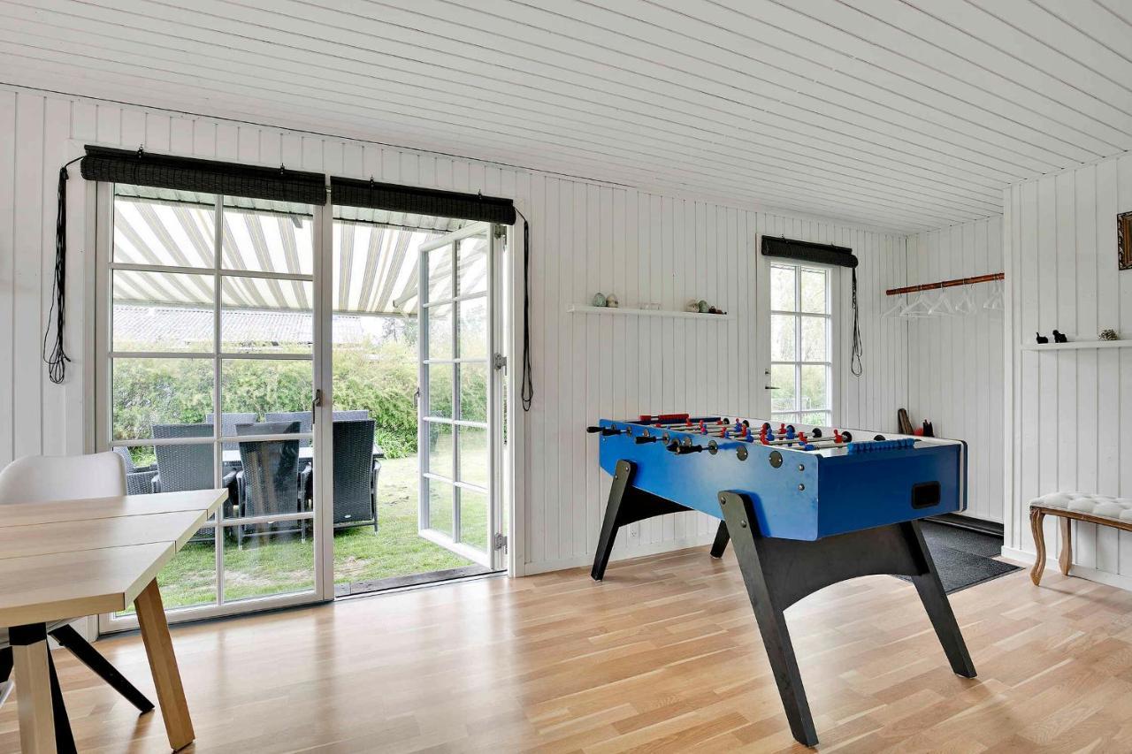 Nyistandsat Sommerhus Med Kaerlighed Og Sjael Kyndelose Exterior photo
