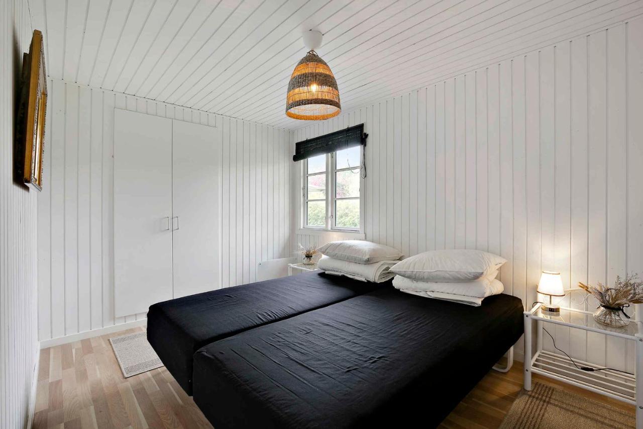 Nyistandsat Sommerhus Med Kaerlighed Og Sjael Kyndelose Exterior photo