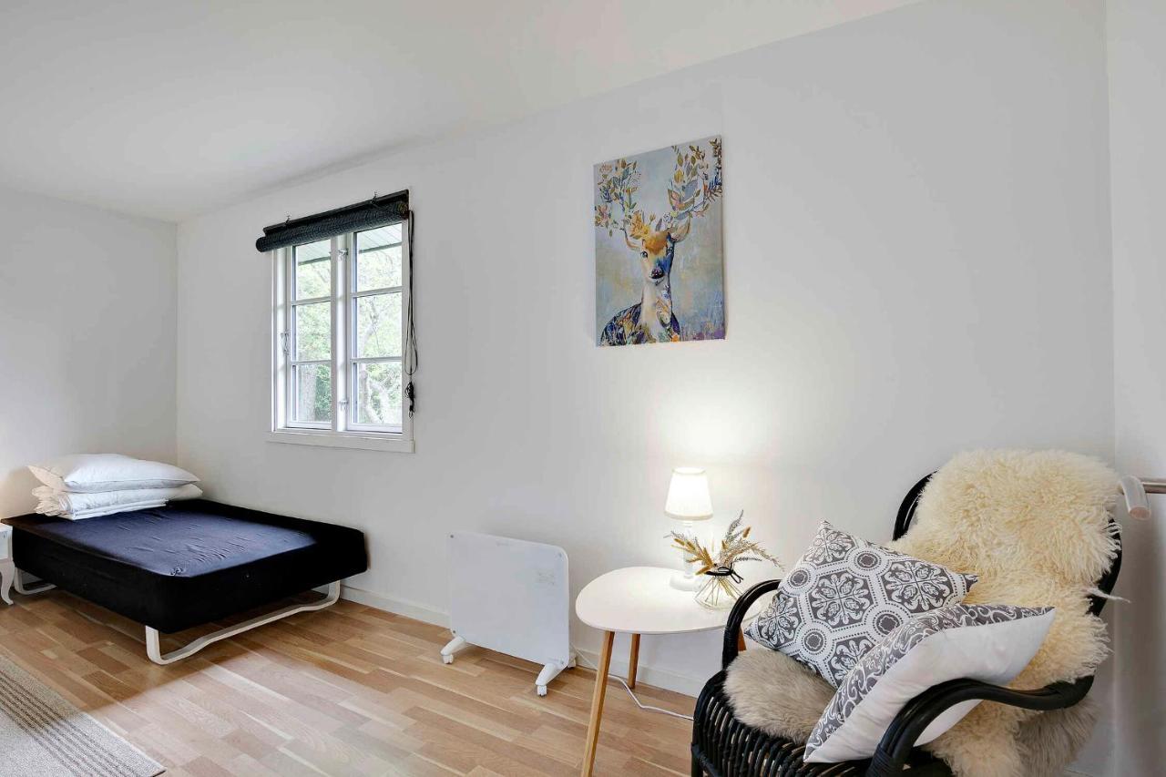 Nyistandsat Sommerhus Med Kaerlighed Og Sjael Kyndelose Exterior photo
