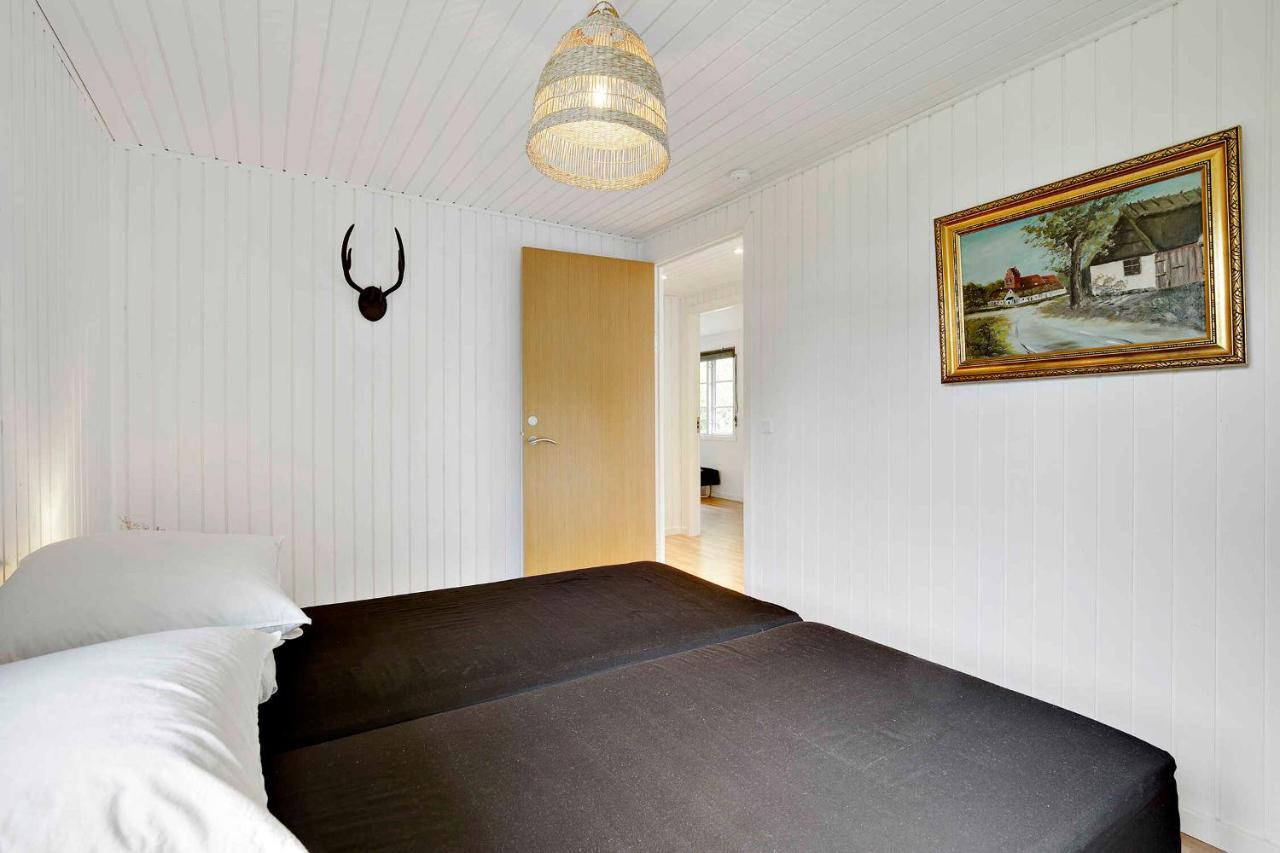 Nyistandsat Sommerhus Med Kaerlighed Og Sjael Kyndelose Exterior photo