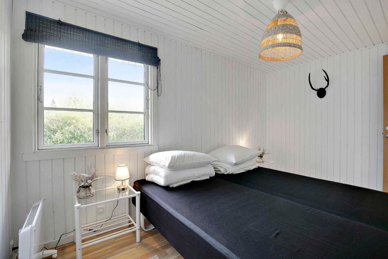 Nyistandsat Sommerhus Med Kaerlighed Og Sjael Kyndelose Exterior photo