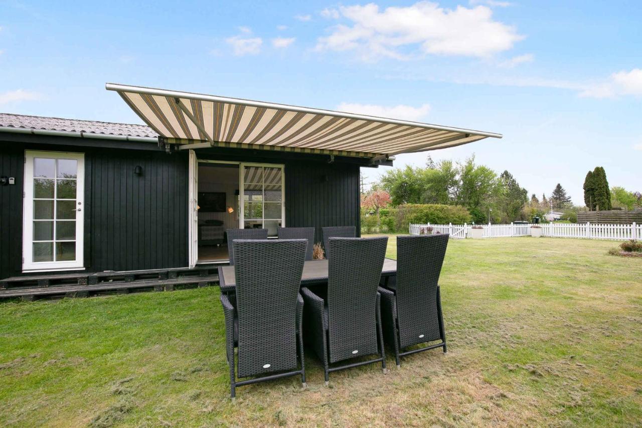 Nyistandsat Sommerhus Med Kaerlighed Og Sjael Kyndelose Exterior photo